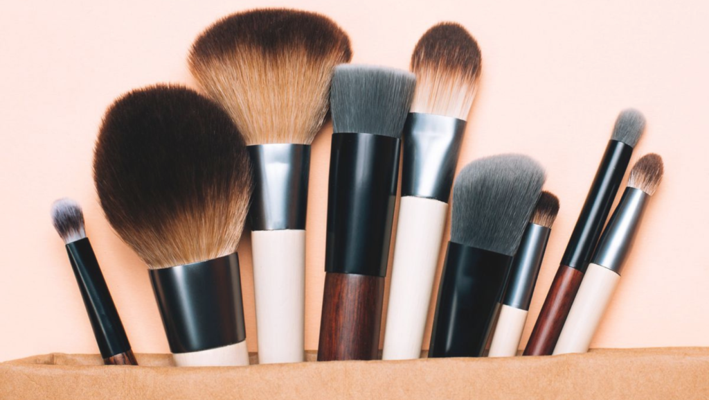 The Different Shapes of Makeup Brushes: Function and Application Guide